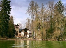 Das Casino auf der Roseninsel im Starnberger See https://commons.wikimedia.org/wiki/File%3APrutting%2C_RO_v_N.JPG